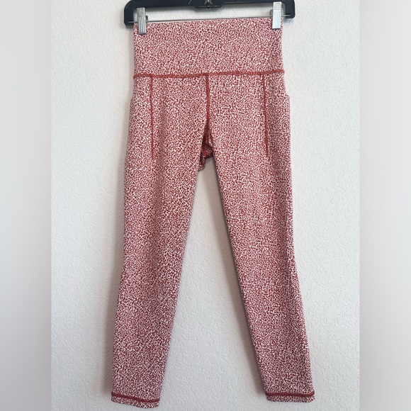 Athleta Salutation Stash Pocket Textured 7/8 Tight Leggings in Micro Cheetah - Picture 2 of 11